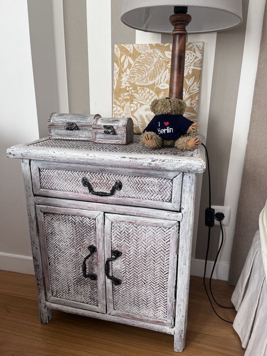 Quarto completo: cómoda, 2 mesas cabeceira e arca. Estilo rústico