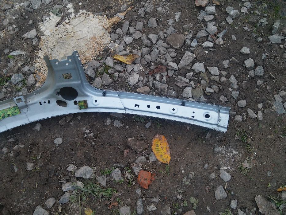 Левый батон (стойка) на nissan micra k12 4дв