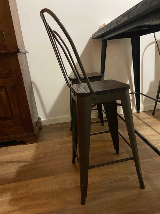 Mesa alta com 4 cadeiras