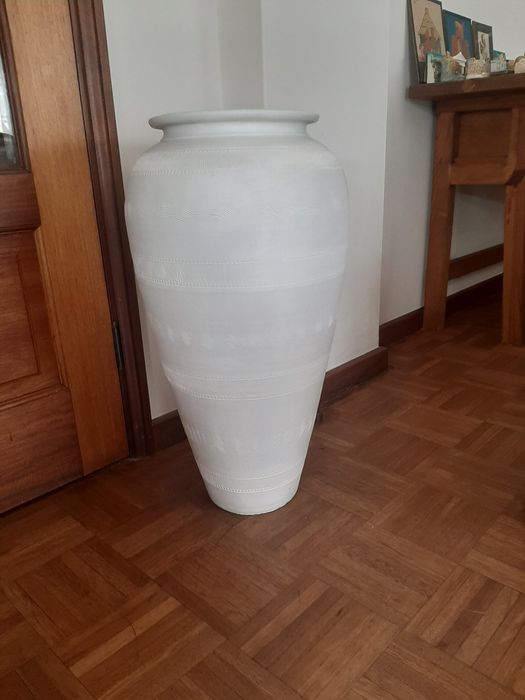 Pote decorativo, em grés, com pintura branca
