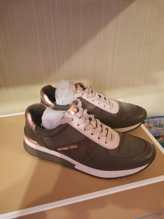 Продам кроссовки Michael kors