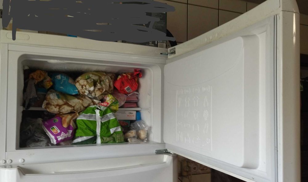 Frigorífico Indesit, como novo.