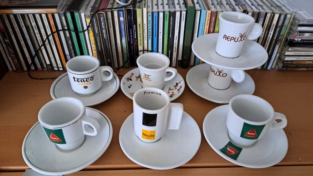 Chávenas café com e sem pires