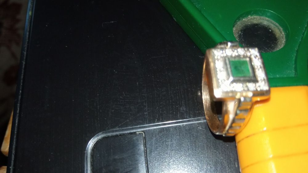 Золота чоловіча каблучка з діамантами і смарагдом