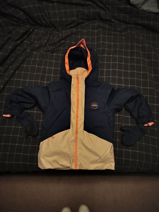 Vendo fato ajustável dos 4 aos 6anos de criança com luvas