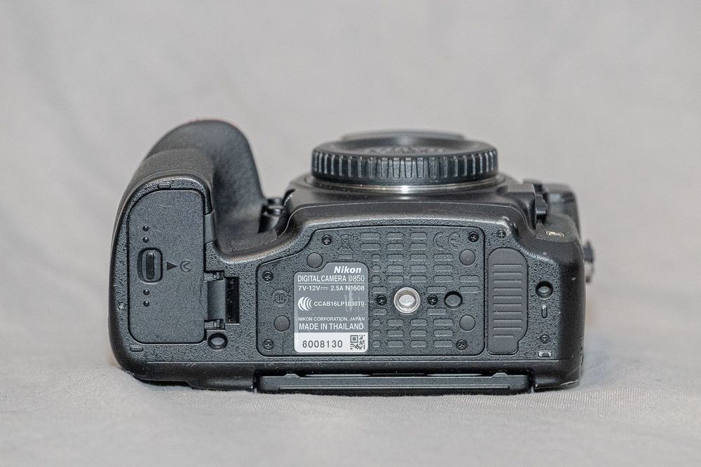Nikon D850, body, grip plus dodatki!