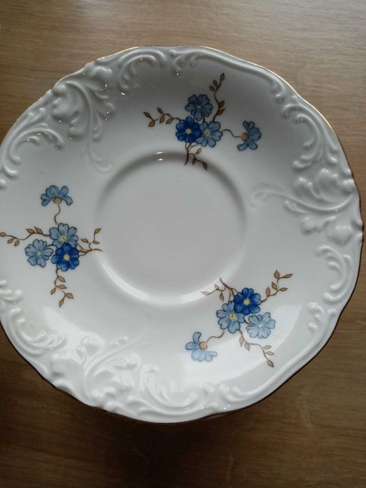 Zestaw porcelanowych filiżanek z czasów PRL