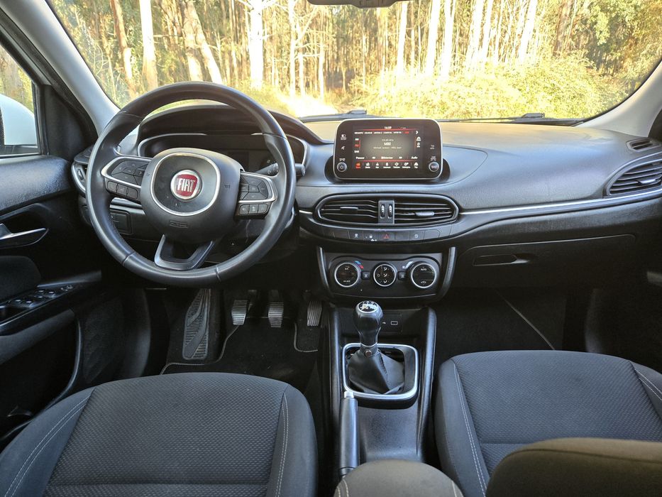 Luxo e conforto em um carro extremamente novo e revisado esse mês