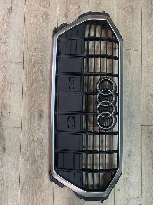 Решітка радіатора Audi Q3 83A 18-