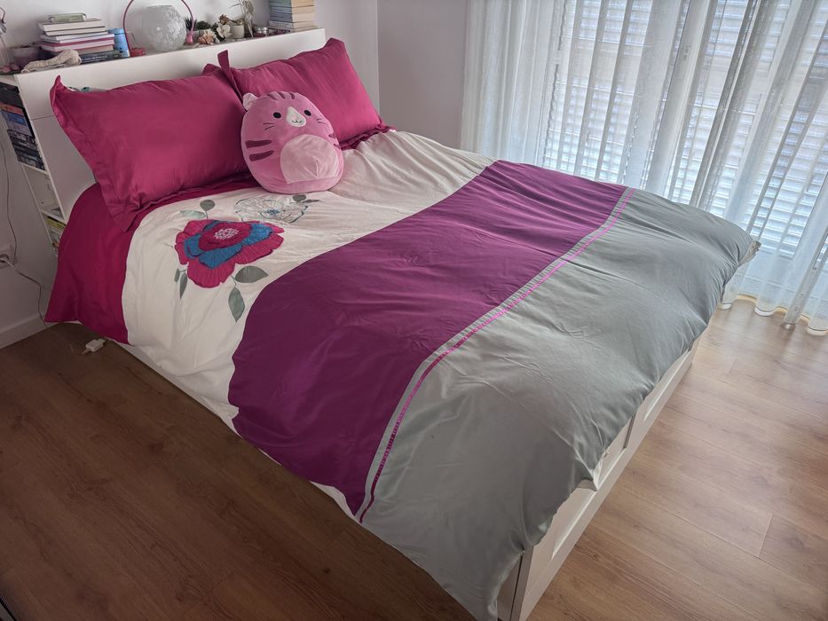 cama de casal com arrumação + móvel de cabeceira