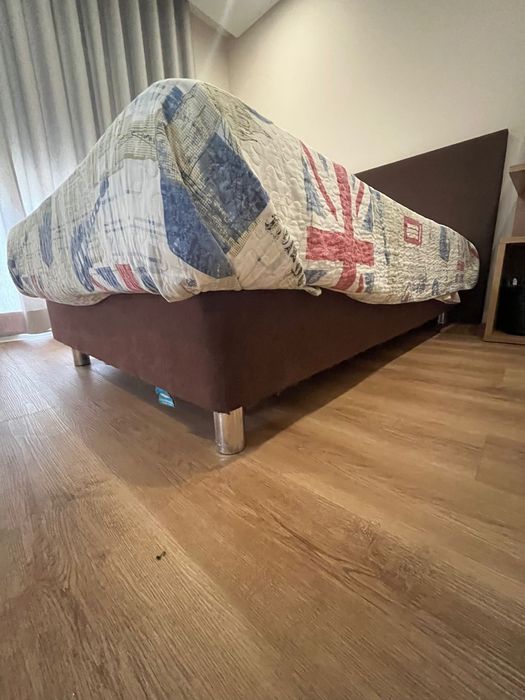 Cama, colchão e mesa de cabeceira