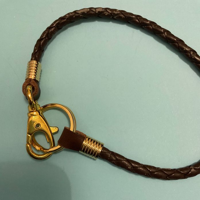 Pulseira jovem e diferente sem uso