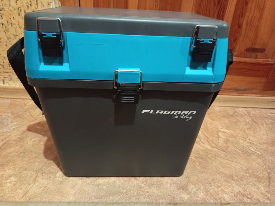 Ящик для зимней рыбалки,15 жерлиц,4 удочки,мормышки,запасные кивки