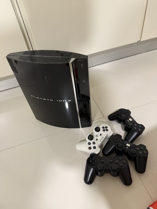 Playstation 3 com 4 comandos e 10 jogos.