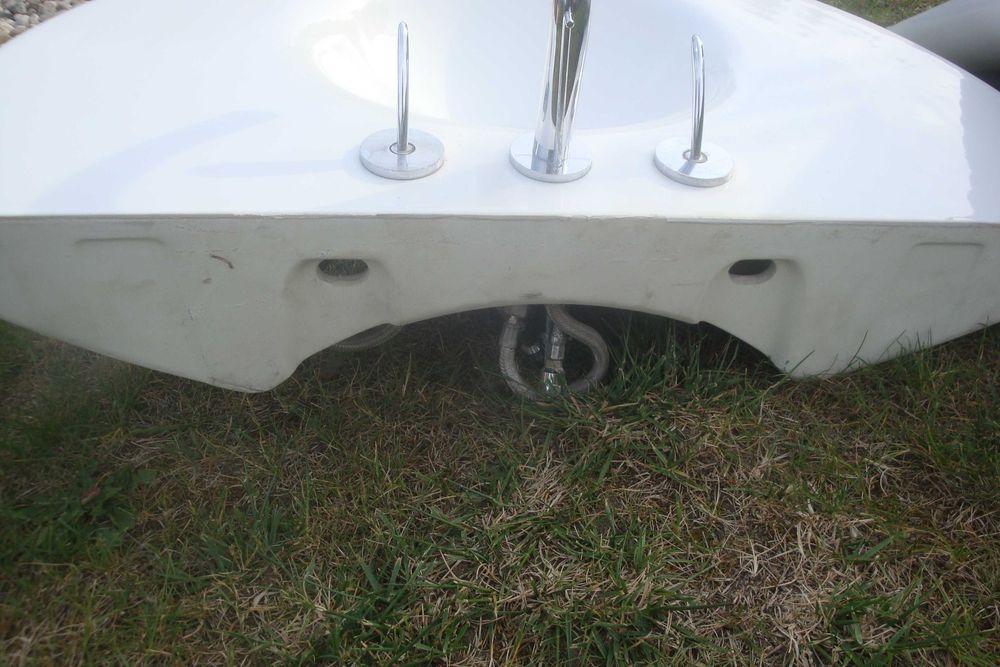 umywalka na nóżce uszkodzona