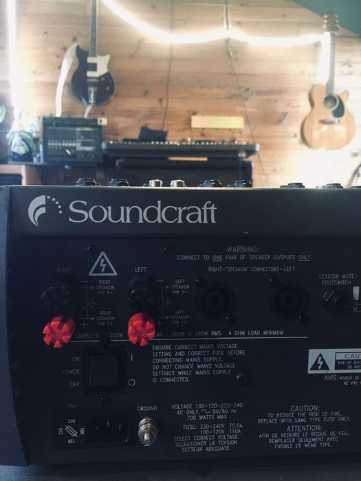 Mesa mistura 10 canais Soundcraft com efeitos