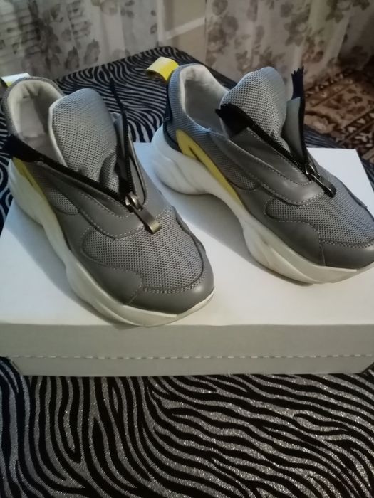 Женские кроссовки 'натуральная кожа'