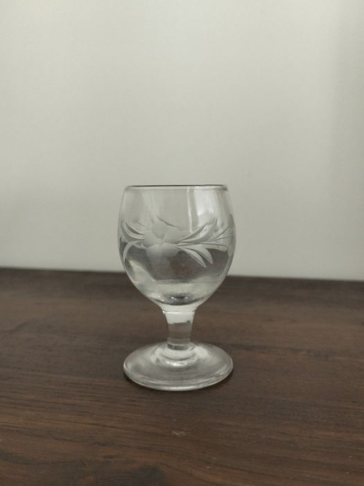 Copos com pé, com gravação muito delicada, antigos, estilo vintage