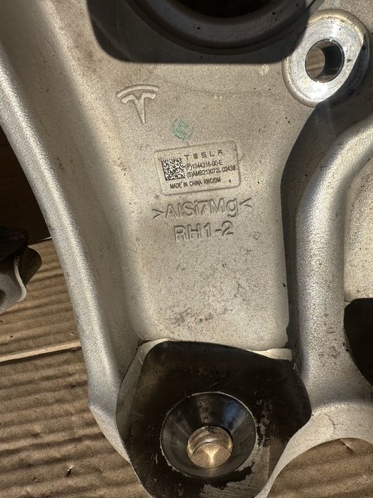Передний поворотній кулак Tesla/3