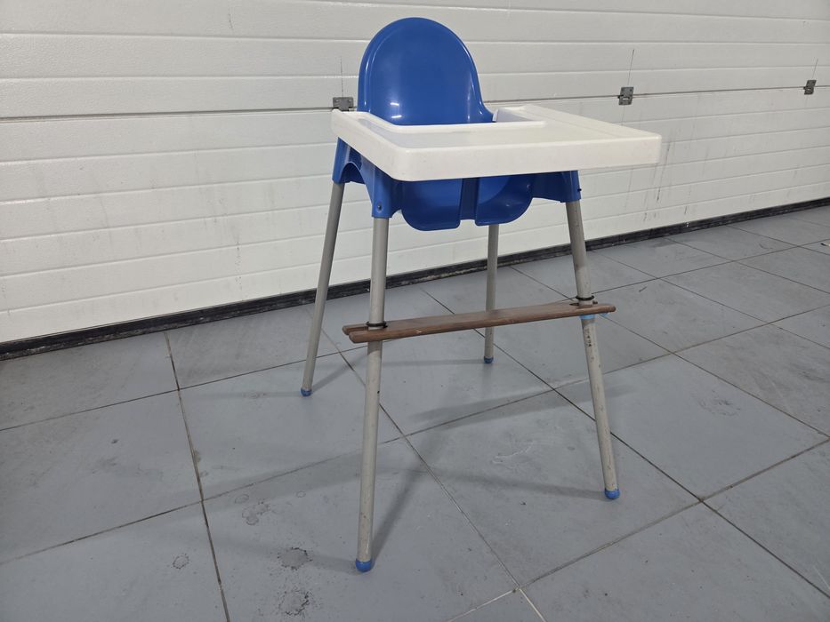 Cadeira IKEA com suporte para pés