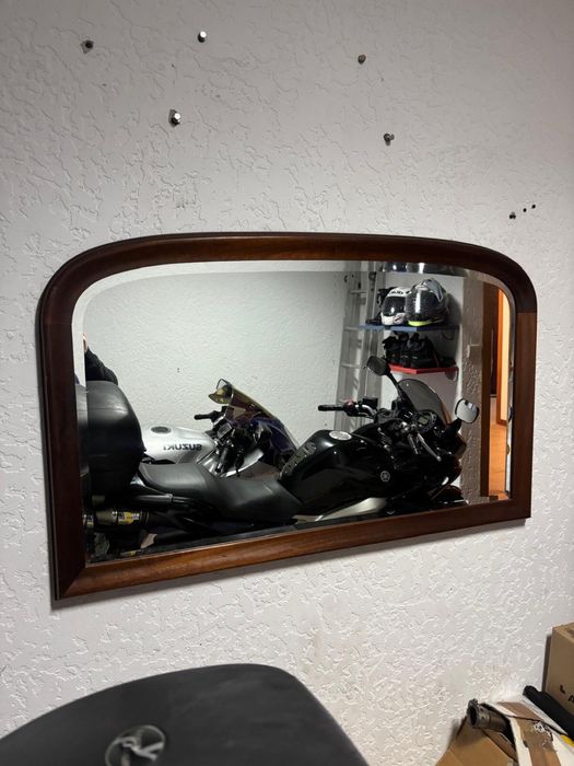 ESPELHO DE PAREDE COM MOLDURA EM MADEIRA — bom ESTADO