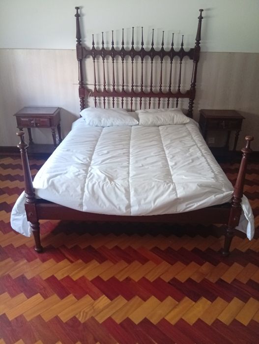 Cama em madeira maciça