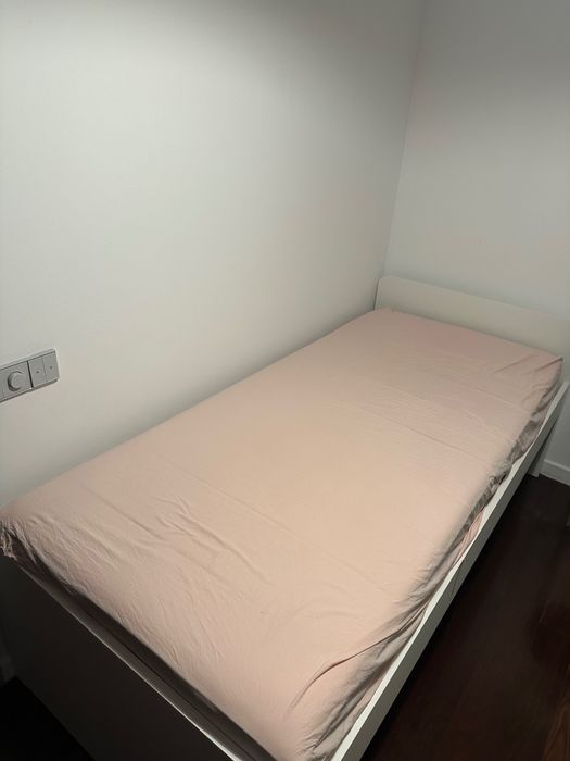 Cama e colchão de solteiro