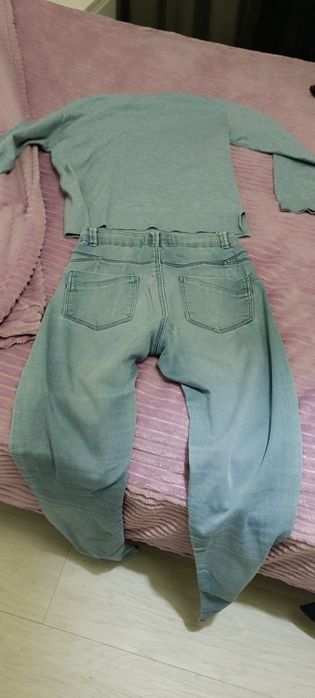 Conjunto de calças de ganga e blusa azul usados