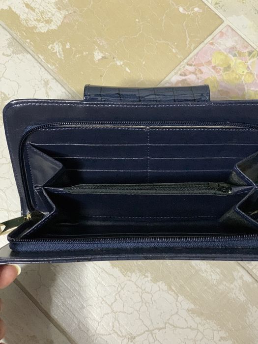 Кошелек синий лаковый, очень стильный и вместительный