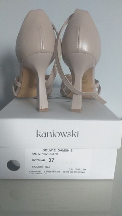 Bezowe sandały ze skóry naturalnej
