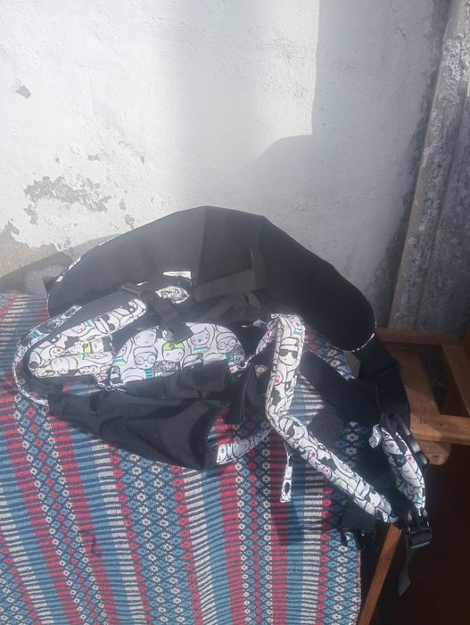 Vende se dois suportes para levar a criança as costas