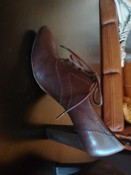 Sapatos salto alto castanhos