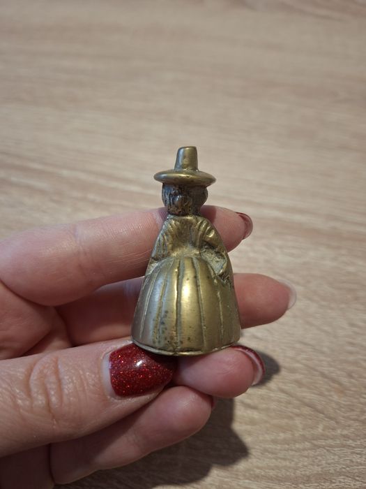 Dzwonek mosiężny kobieta w kapeluszu mała