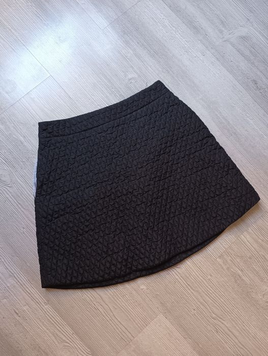 Czarna spódniczka pikowana, ukryte kieszenie 38