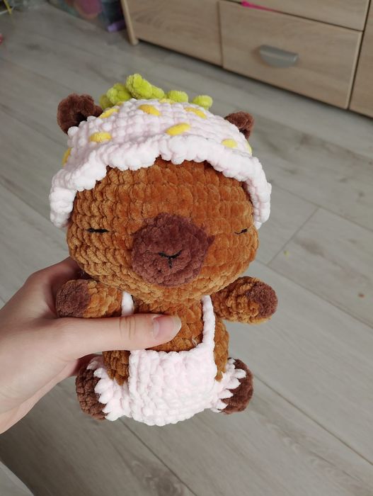 Pluszak kapibara w stroju truskawki