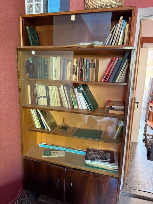 Шафа для книг з поличкою