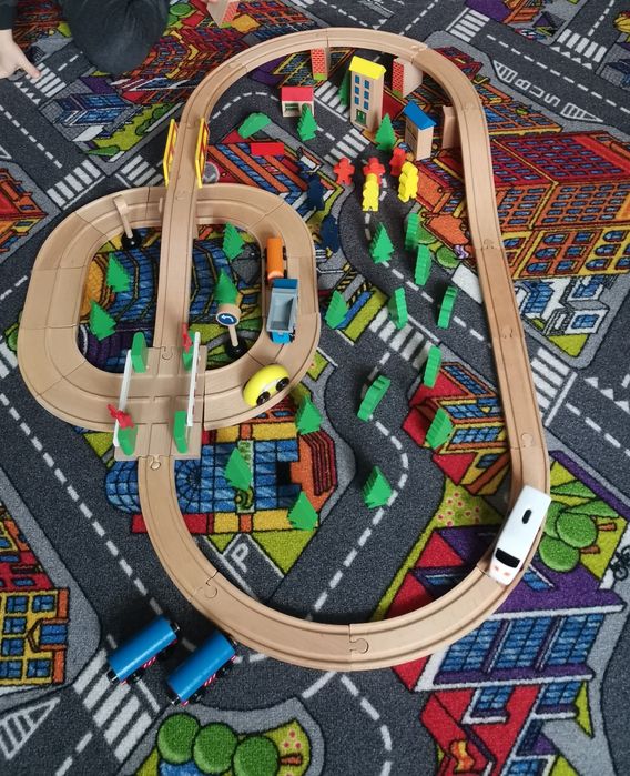 Дитяча дерев'яна залізниця із локомотивом