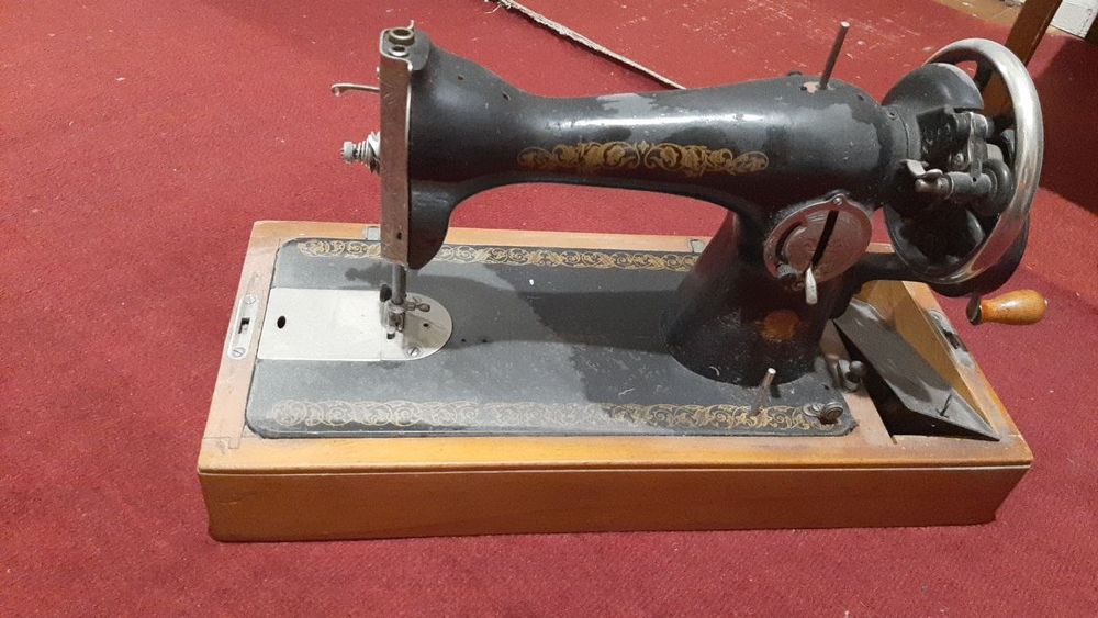 Продам швейну машинку