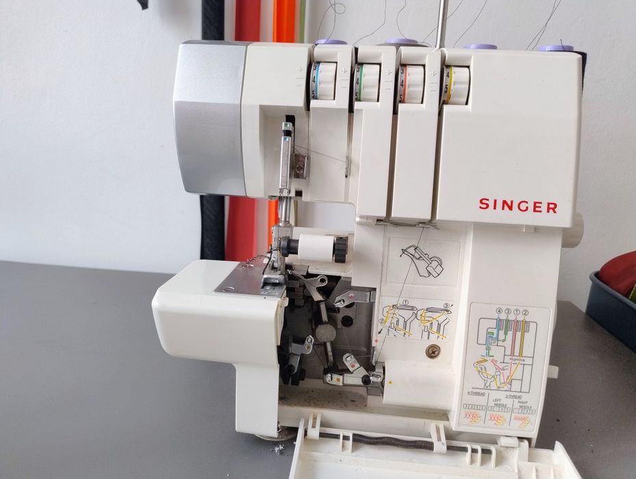Maquina de coser - overlock - singer