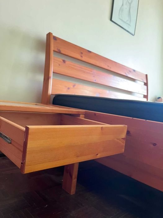 Cama de Casal em Madeira Maciça + 2 Mesas de Cabeceira + Colchão 160x200