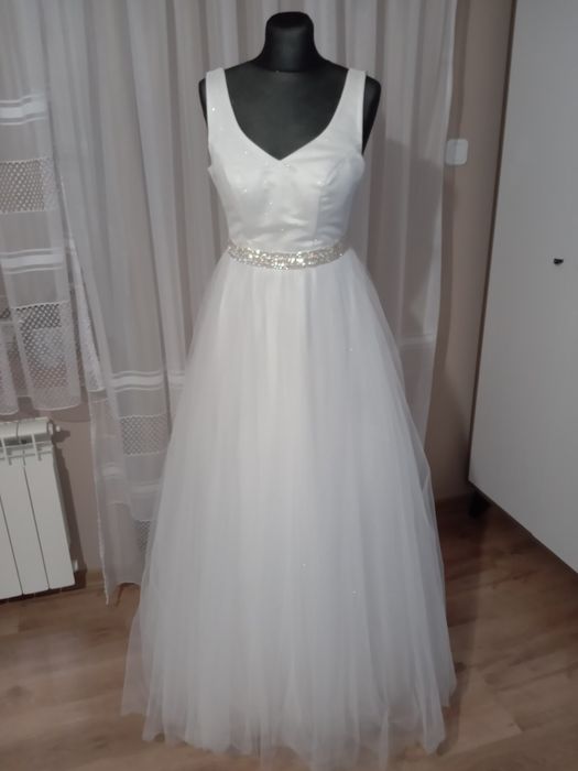 Suknia ślubna ze srebrnym paskiem