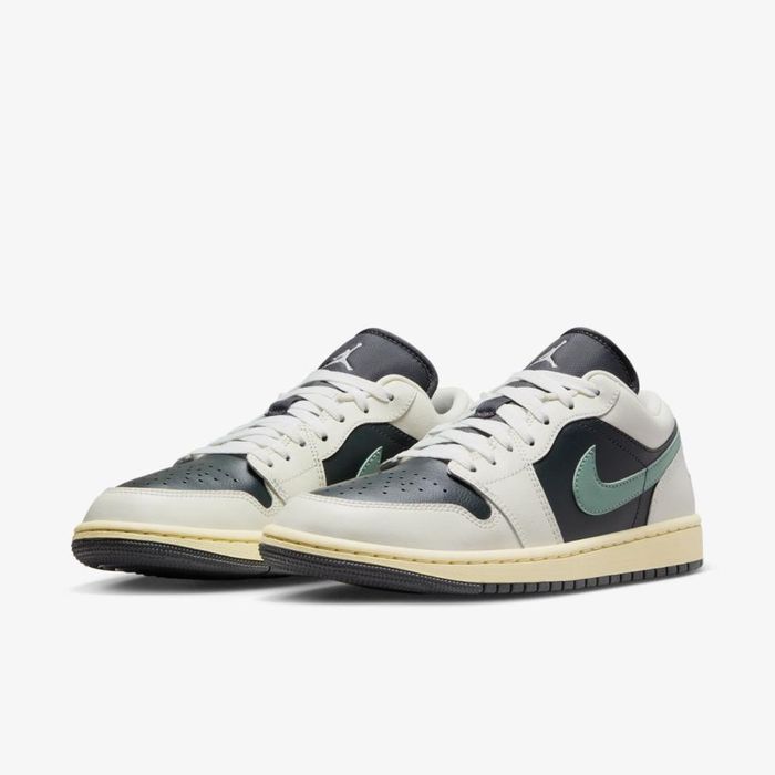 Жіночі кросівки Nike  AIR JORDAN 1 LOW оригінал DC0774-001