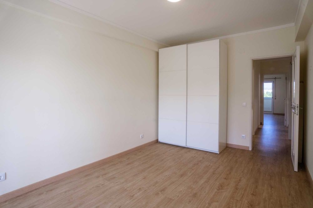 T3 renovado c/ garagem + carregamento elétrico (Metro C. Militar e Colombo)