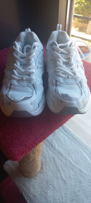 Sapatilhas brancas marca Kelme