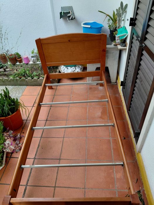 Cama em Madeira como Nova tem 1,95 cm