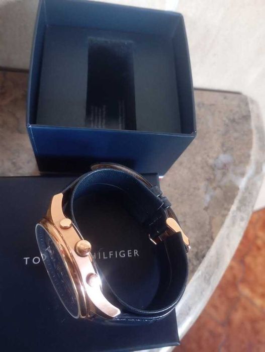 à venda:
relógio muito elegante da marca TOMMY HILFIGER.