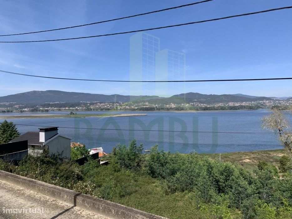 Terreno com vista para o Rio Minho