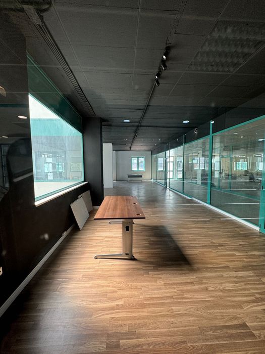 Lojas/ escritório em centro comercial no carregado