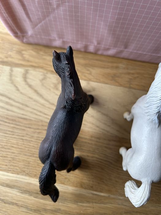 Figurki koni – zestaw 4 szt. (Schleich + 1 innej marki)