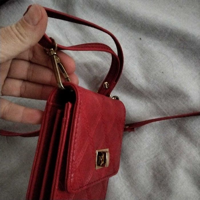 Bolsa tiracolo vermelha para carregar telemóvel e cartões nunca usada